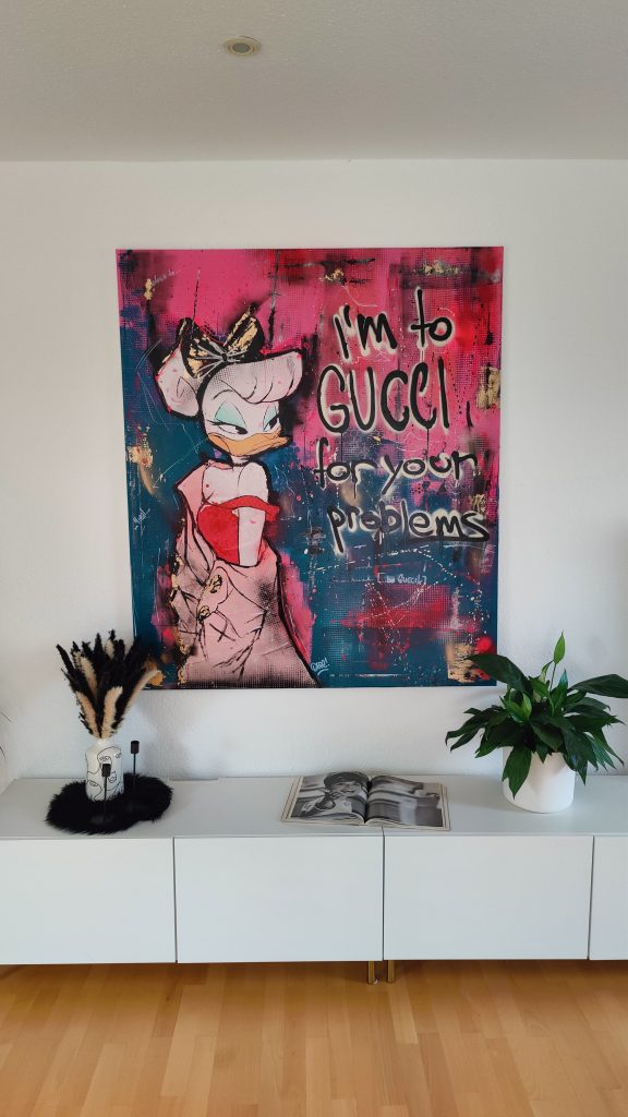 Mixed-Media-Kunstwerk von David Perez (DAPE) mit Daisy Duck, leuchtenden Farben, Text "I’m too Gucci for your Problems" und plastischen Details.