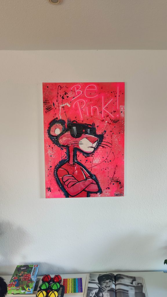 Mixed-Media-Pop-Art-Werk von David Perez (DAPE) mit dem Pink Panther, Neonfarben und dem Schriftzug "Be Pink!".