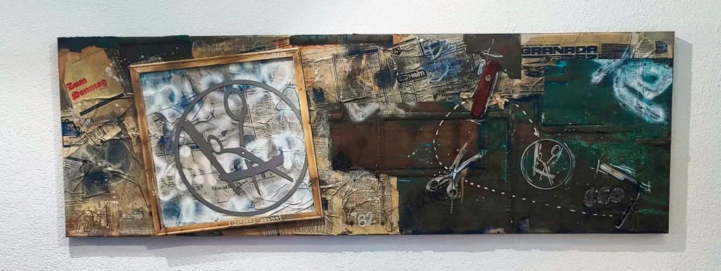 Ein detailreiches Mixed-Media-Kunstwerk von David Perez, gestaltet auf einer Rost-Optik-Leinwand mit einem eingearbeiteten Rasiermesser, Zeitungsausschnitten und Texturen, das die Verbindung zwischen traditionellem Handwerk und moderner Kunst symbolisiert.