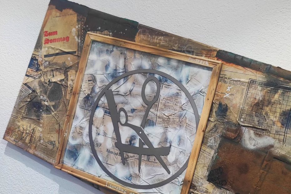 Eine kunstvolle Darstellung des Leonardo Adamo Firmenlogos, präzise aus Metall gefertigt und in eine Collage aus Zeitungen und modernen Texturen integriert, auf einer industriell anmutenden Rost-Optik-Leinwand.
