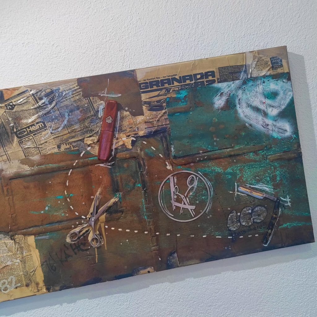 Eine kunstvolle Darstellung des Leonardo Adamo Firmenlogos, präzise aus Metall gefertigt und in eine Collage aus Zeitungen und modernen Texturen integriert, auf einer industriell anmutenden Rost-Optik-Leinwand.