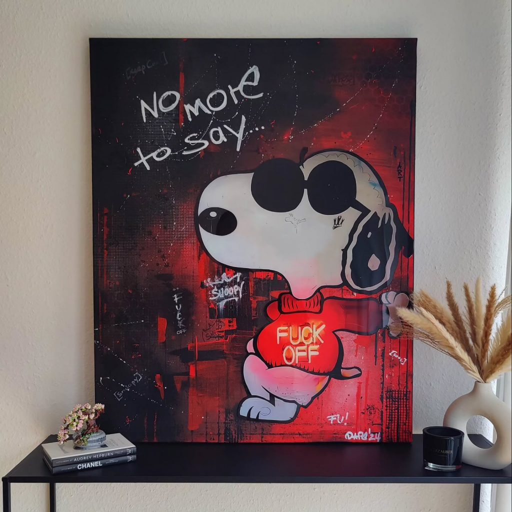 Ein provokatives Kunstwerk mit einer rebellischen Interpretation von Snoopy. Dunkle Farbtöne, Collagenelemente und Mixed-Media-Techniken betonen die kraftvolle Botschaft des Bildes.