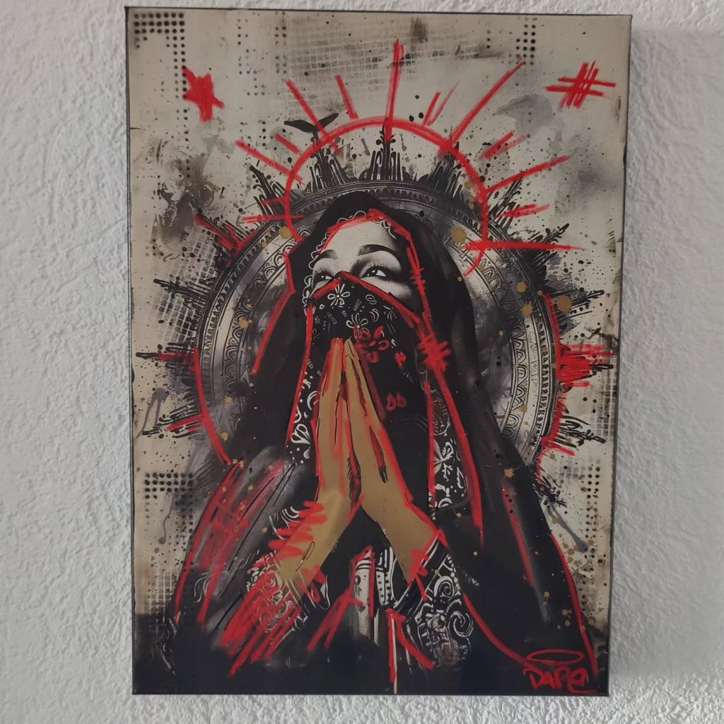 Ein kunstvolles Werk von David Perez, das religiöse Symbolik mit urbanen und rebellischen Elementen kombiniert. Rote Akzente und Mixed-Media-Schichten verleihen dem Kunstwerk Tiefe und Aussagekraft.