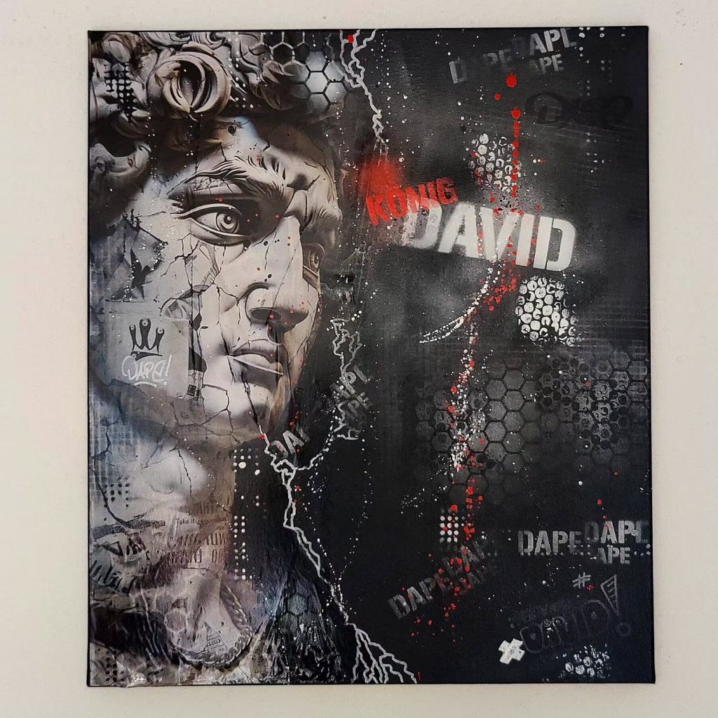 Ein kraftvolles Mixed-Media-Werk, das König David in einem urbanen, zeitgenössischen Stil darstellt. Die Kombination aus Schichten, Texturen und metallischen Elementen verleiht der historischen Figur eine moderne Interpretation und beeindruckende Tiefe.