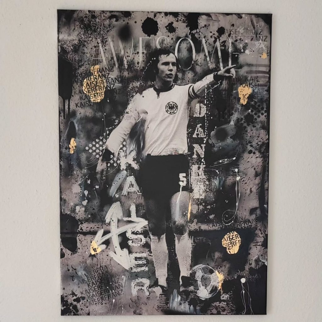 Ein dynamisches Porträt von Franz Beckenbauer, das durch Mixed-Media-Techniken und urbane Texturen geprägt ist. Die kraftvolle Kombination aus epoxidbeschichteten Schichten, kontrastreichen Farben und subtilen Collageelementen verleiht dem Werk eine zeitgenössische Note. Es symbolisiert die Verbindung von Sportikonen und moderner Kunst.